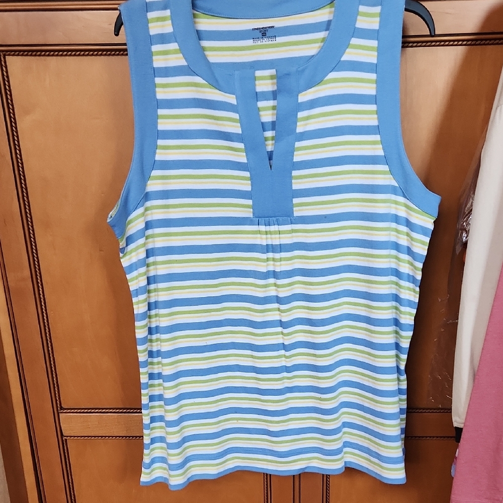 Light Blue,yellow and white v-necked sleeveless top Sz XXL never worn no tags
